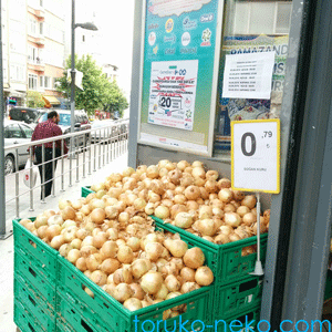 onion スーパーマーケ―ットでタマネギが山積みになって売られている写真。トルコ イスタンブール 猫歩き 画像