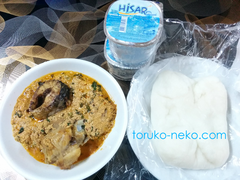 ナイジェリア料理の写真 画像 メロン ヤム芋からできたでんぷん質の食べ物、飲水が写っている