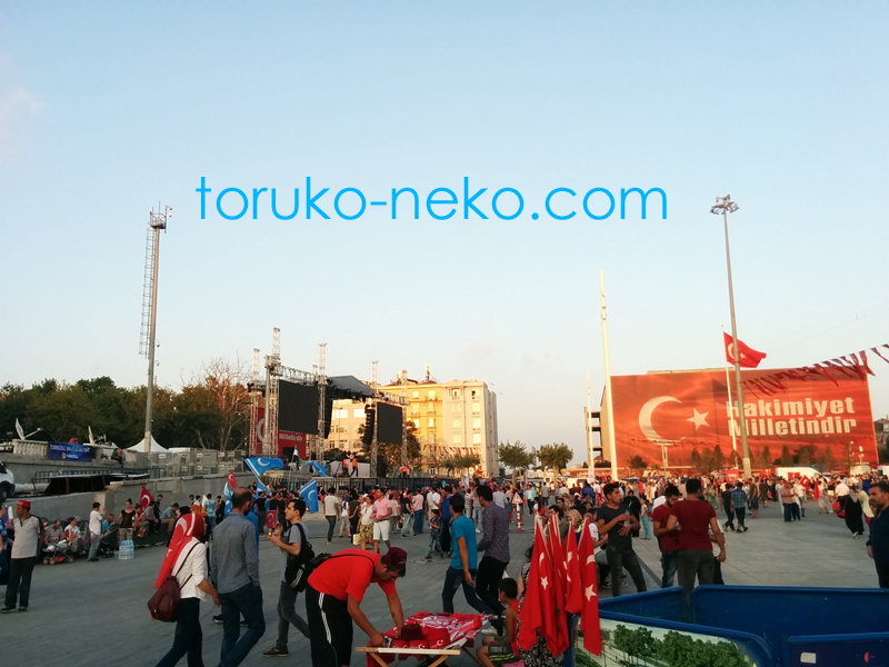 taksim タクシム広場の様子 ステージがあり、人が沢山集まっている 2016年7月31日の様子