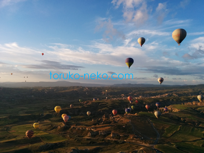カッパドキアの気球からの地形と気球の眺め 青空が綺麗で 面白い地形が広く見えている画像 写真