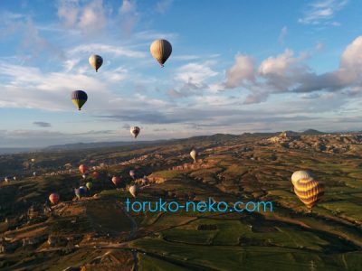 カッパドキア 気球 からの気球の眺め 景色の写真 画像 複数の気球が見えており、下には地面も見えている画像