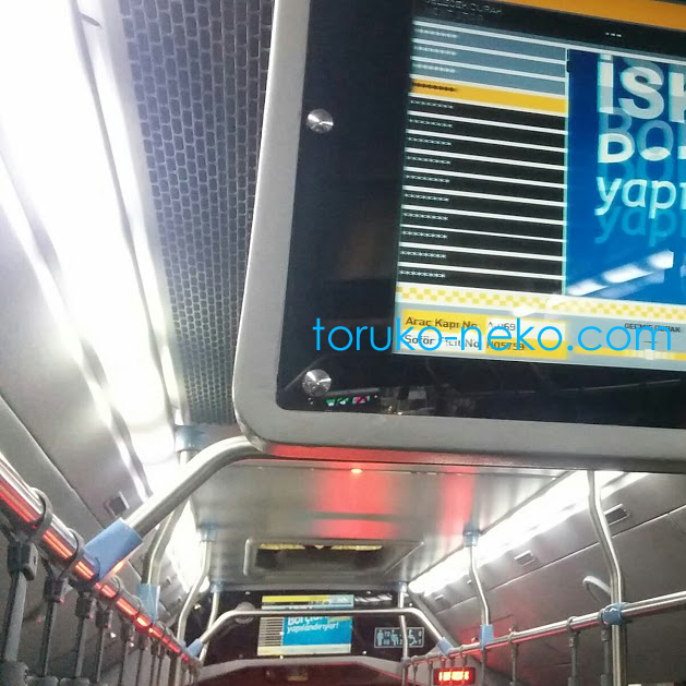 イスタンブールの 市バスの液晶表示で全てのバス停の名前が *********になっている画像 写真