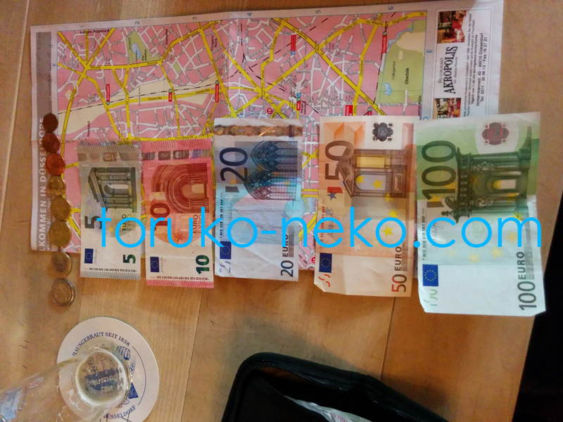 ヨーロッパの貨幣ユーロの写真100 ユーロ 50 20 10 5 ユーロ セント硬貨など トルコ猫歩きドイツデュッセルドルフの店で