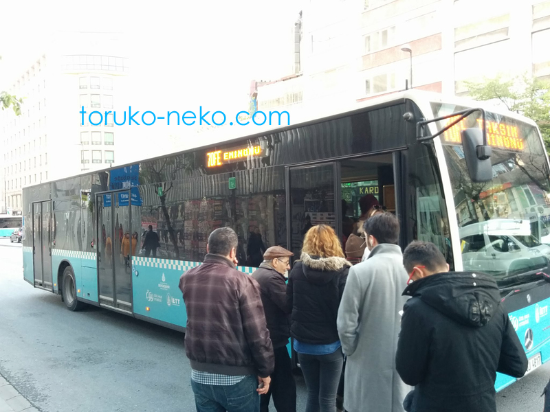 トルコ イスタンブールのバスの乗り方 イスタンブールカードの使い方 トルコ人がバスの前方右側の乗降ドアからバスに乗り込もうとしている写真 画像