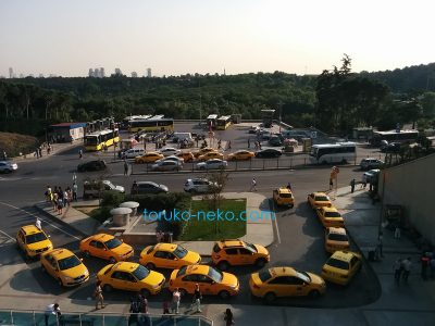 イスタンブールのタクシーが輪のようになって列を成している写真手前に黄色いタクシーが１３台あり、奥には、バスも見える