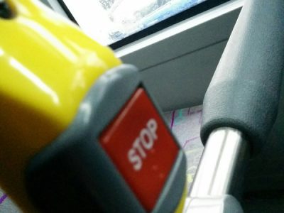 イスタンブールの市バスのSTOP ストップボタン 次 停まります
