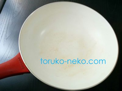 白いフライパンの裏側 外側 フライパン 洗い方 鍋 テフロン加工 ふっ素樹脂加工 鉄鍋 重要ポイント コツ