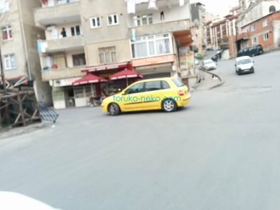 イスタンブールでタクシーでないのに、黄色い色の車が一台写っている写真 画像